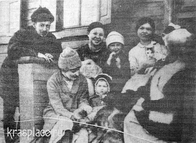 Семья Нащокиных и их соседи на крыльце дома. Опытное поле